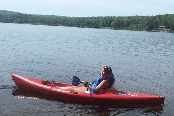 Jeune fille en kayak sur un lac