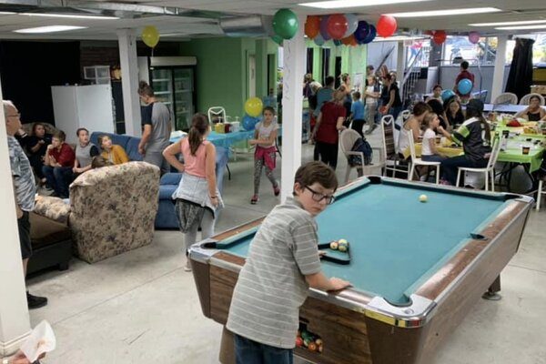 Environ une trentaine de jeunes et leur famille célèbrent la fête de la rentrée dans le milieu de vie.