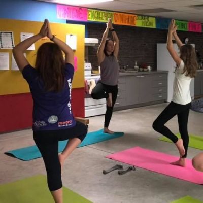 2 jeunes participants à une activité de yoga fait une par animatrice à la maison des jeunes